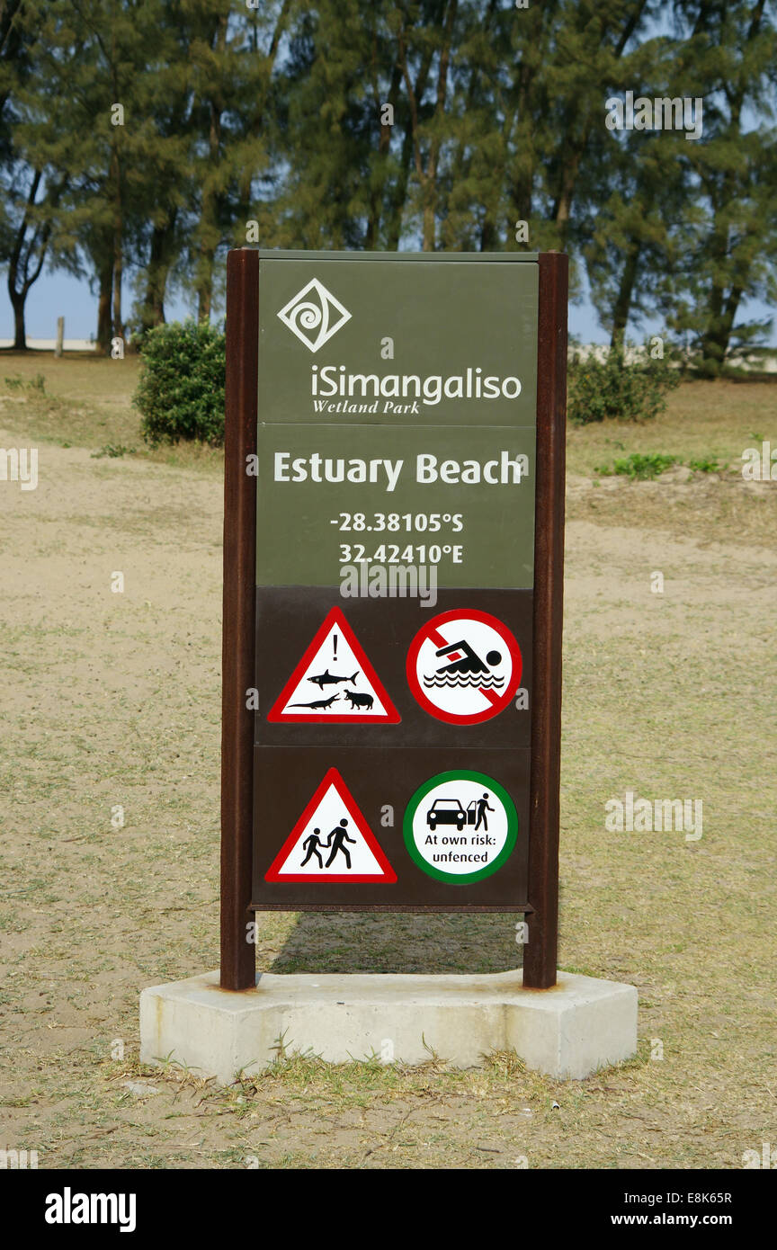 Segno presso la spiaggia di estuario in iSimangaliso Wetland Park, Sud Africa Foto Stock