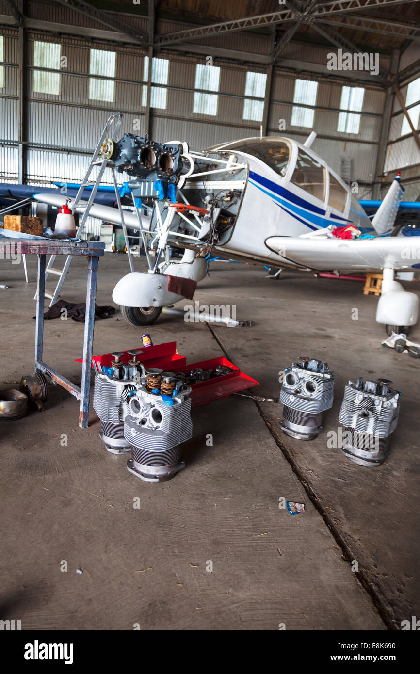Il motore essendo lavorato su un Piper PA 28 piano velivoli leggeri pistone cilindro smontato in bit la riparazione riparazione oltre Foto Stock