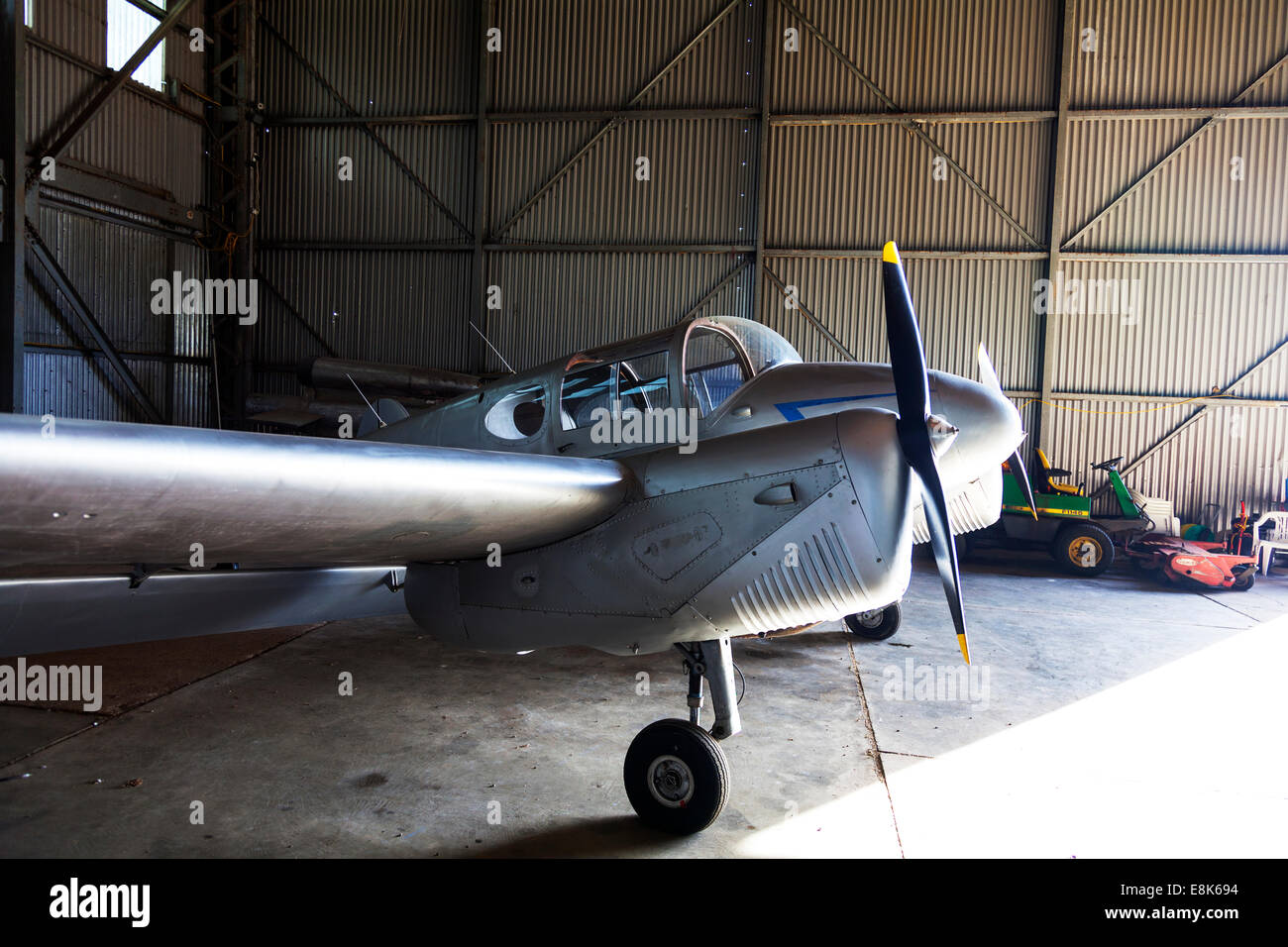 Twin propulsori 1946 Miglia Gemini Piano aereo aereo leggero di luce sul terreno in appendiabiti prop elica Foto Stock