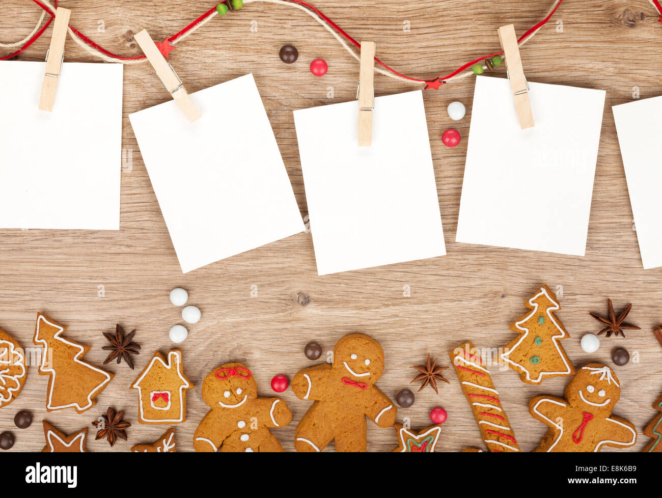 Bianco Natale cornici fotografiche con in casa gingerbread cookie Foto Stock