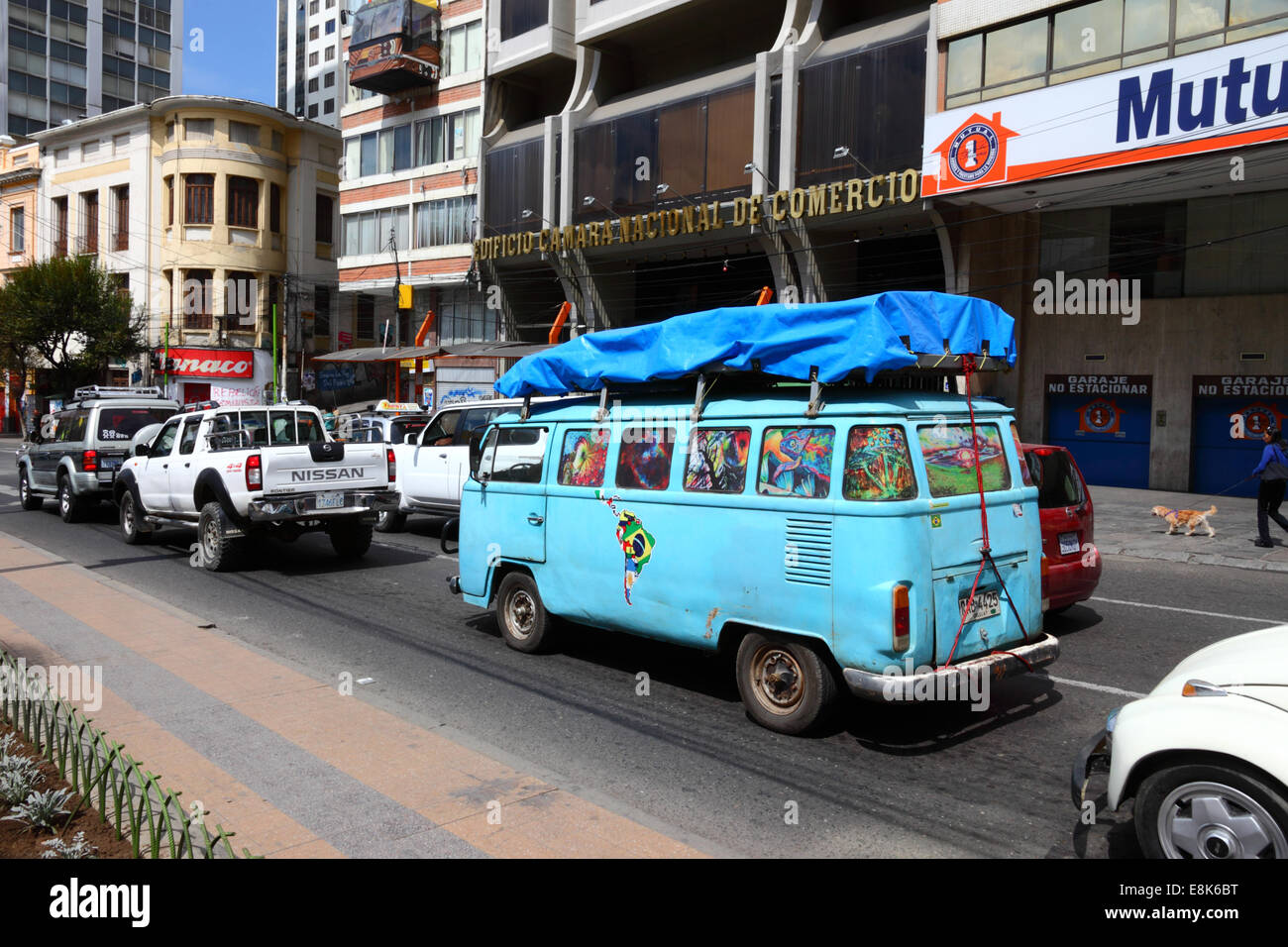 Camper Volkswagen blu tipo 2 con targa Uruguay in coda al traffico in Av 16 de Julio / El Prado, la Paz, Bolivia Foto Stock