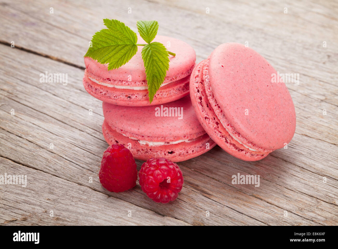 Rosa lampone macaron cookie sul tavolo di legno sfondo Foto Stock