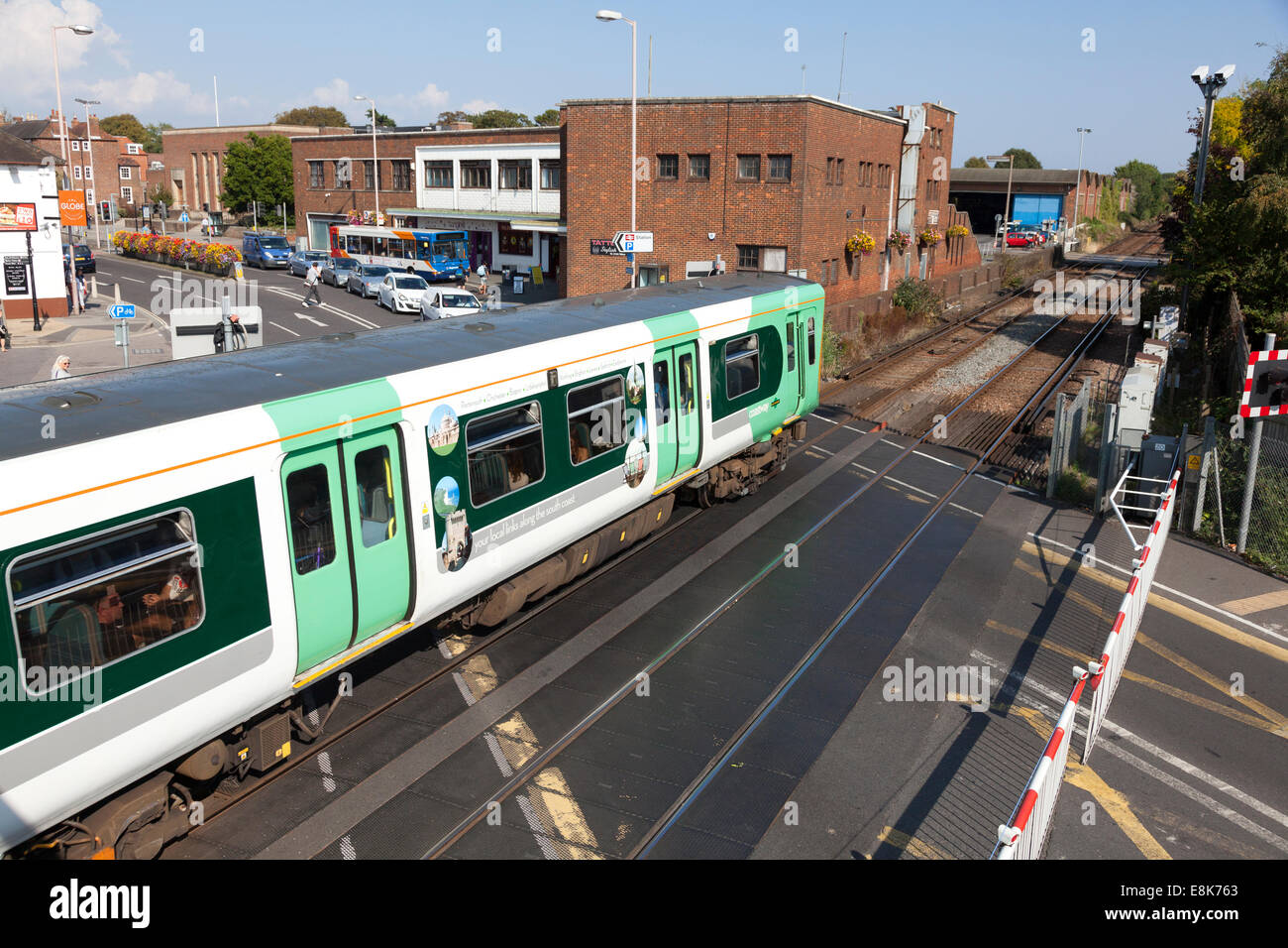 Sud del convoglio ferroviario che passa oltre il passaggio a livello, Chichester, West Sussex Foto Stock