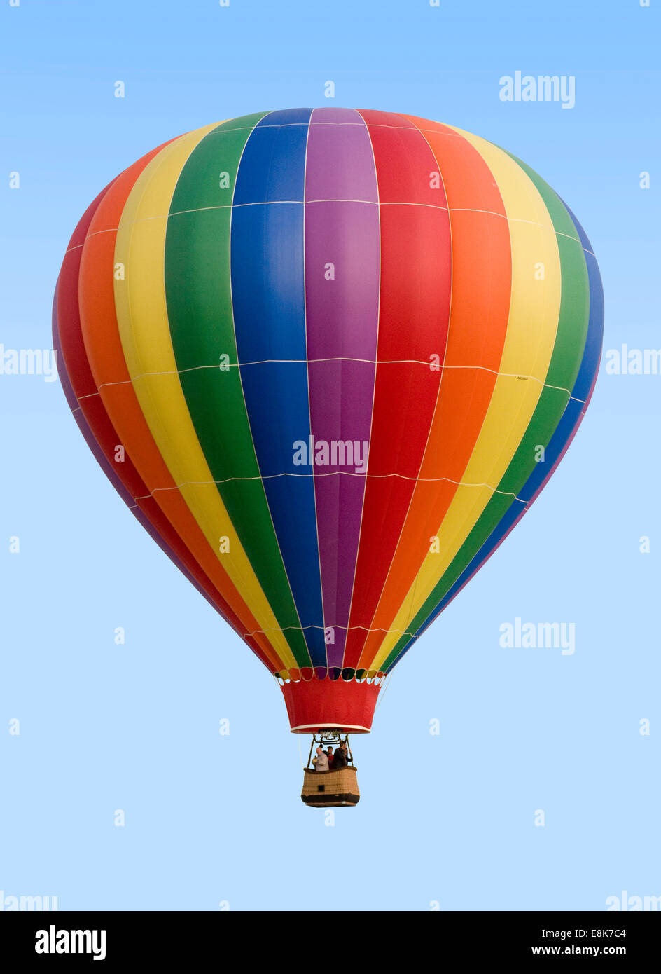 Coloratissima mongolfiera contro un cielo blu Foto Stock