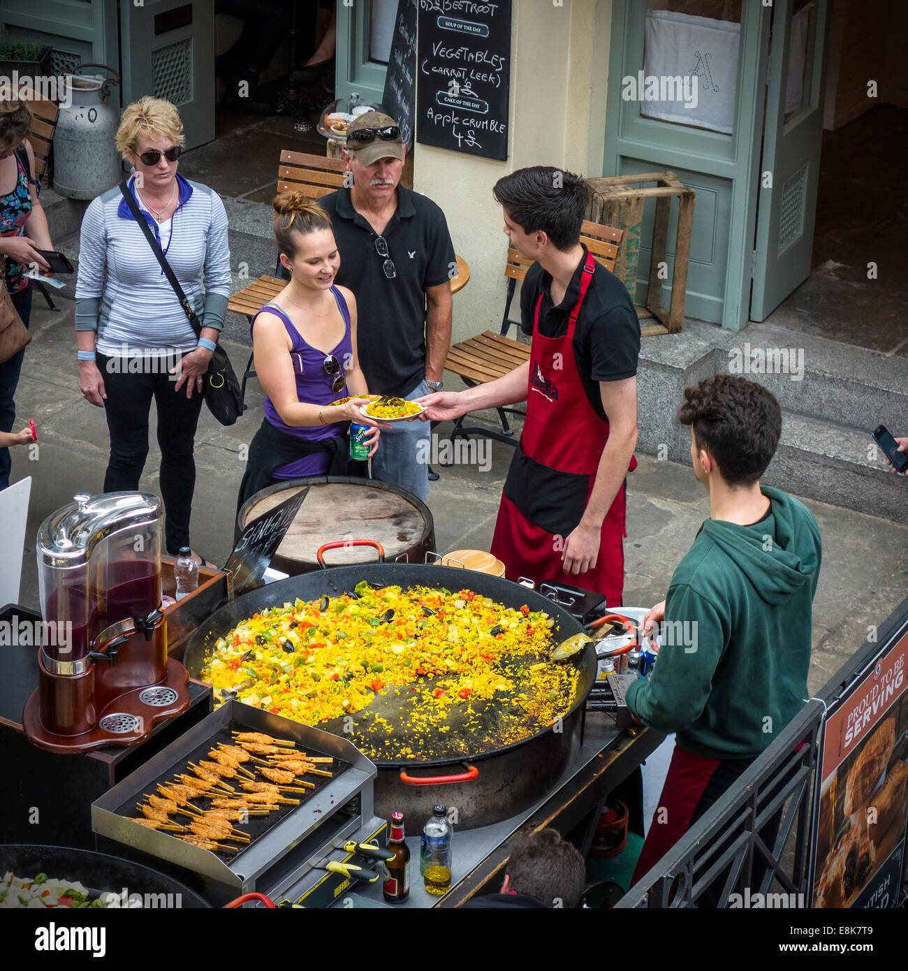 Servono freschi cibi cotti mercato di Covent Garden di Londra la paella vegetale Foto Stock