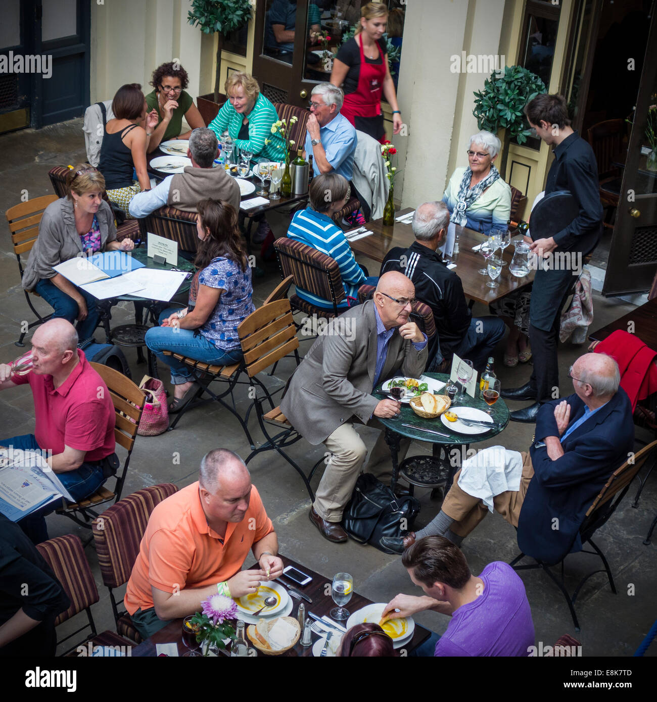 Persone a pranzare in Davys mercato di Covent Garden di Londra Foto Stock