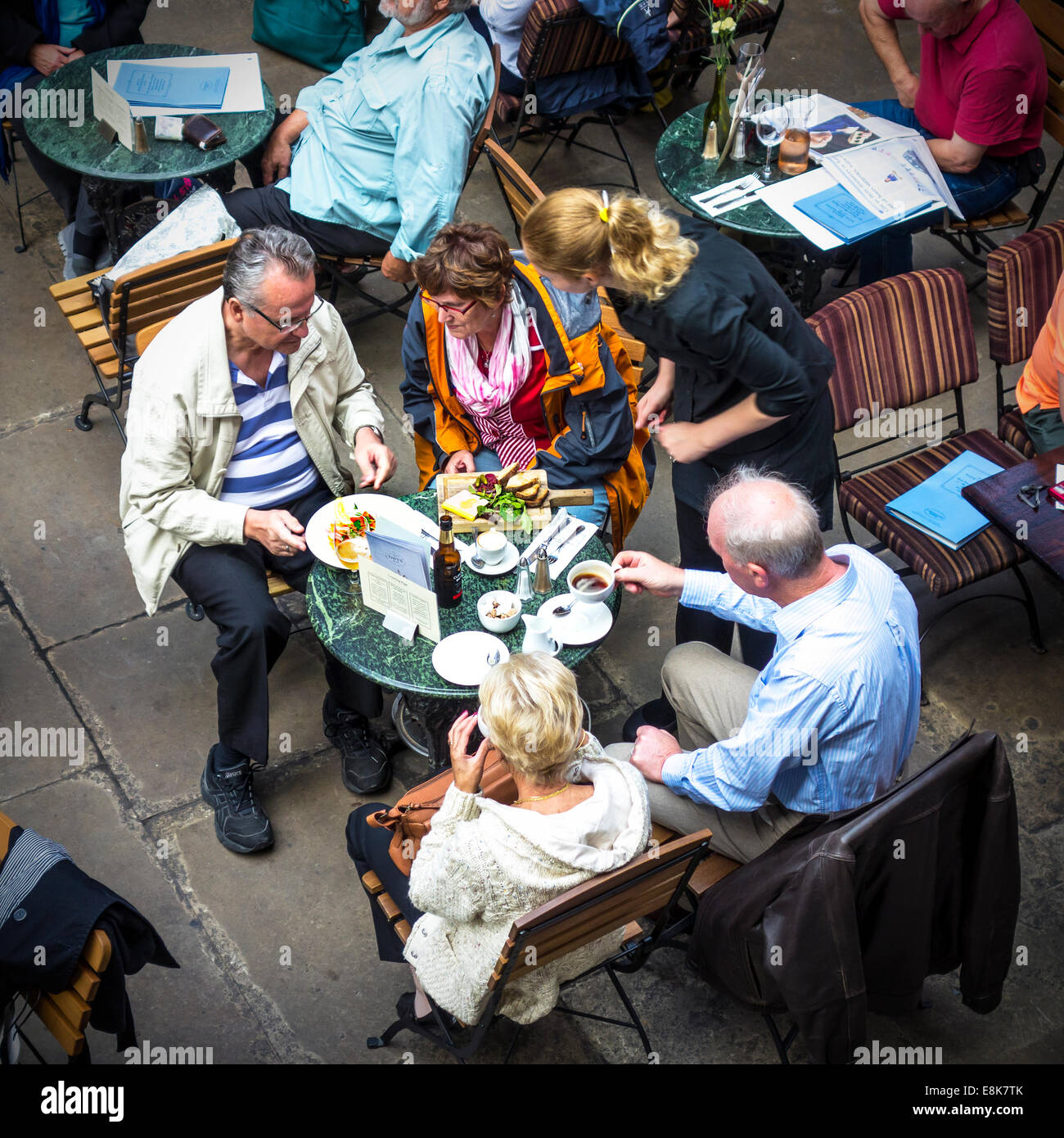 Persone a pranzare in Davys mercato di Covent Garden di Londra Foto Stock