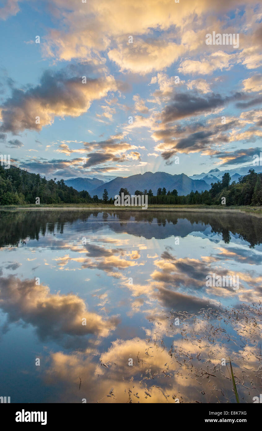 Nuova Zelanda, Isola del Sud, Westland National Park, Lago Matheson Alba (formato di grandi dimensioni disponibili) Foto Stock