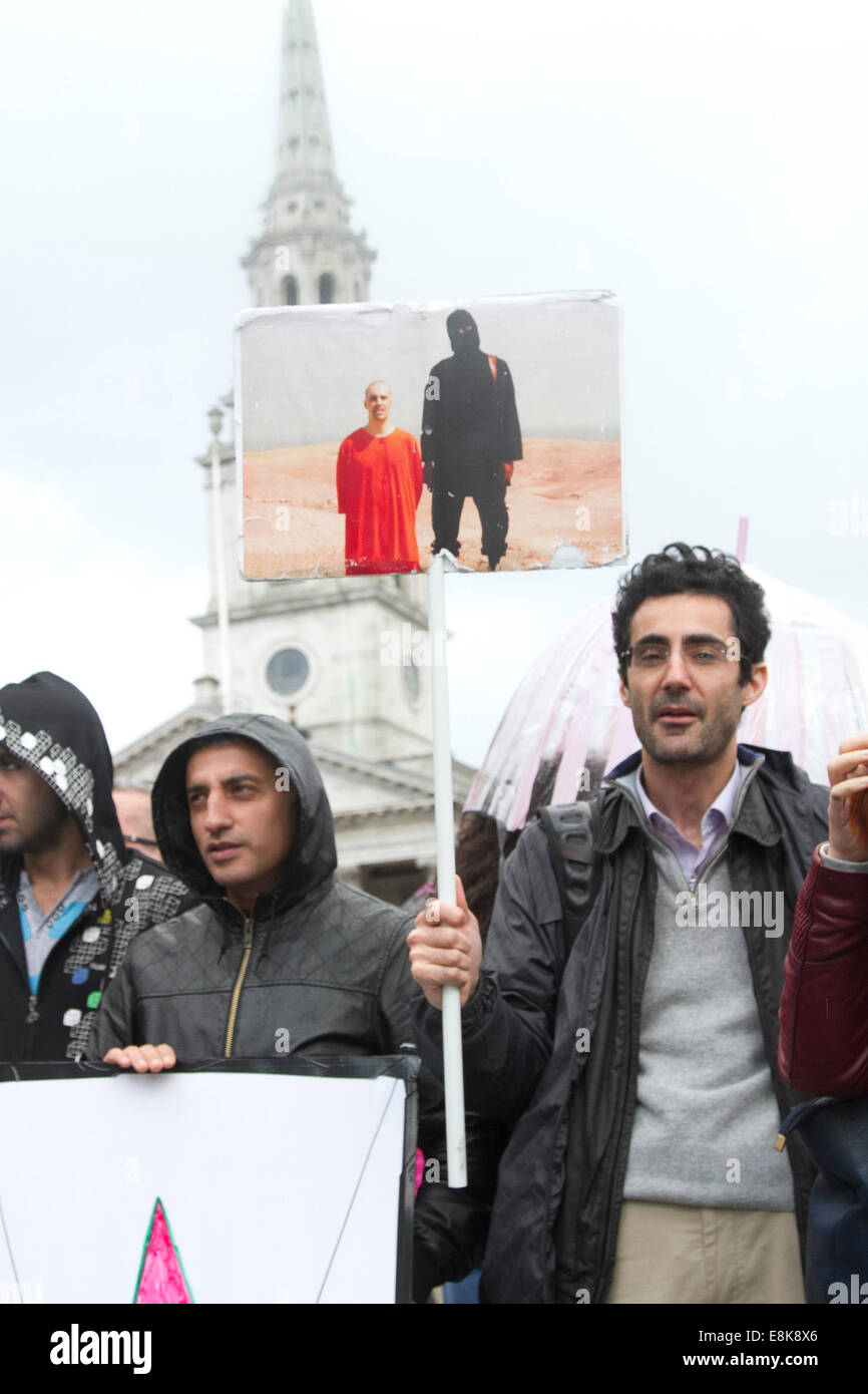 Londra, Regno Unito. Il 9 ottobre, 2014. Un piccolo gruppo di sostenitori curda protestato in Trafalgar Square contro il militante islamico gruppo ISIS. Credito: amer ghazzal/Alamy Live News Foto Stock