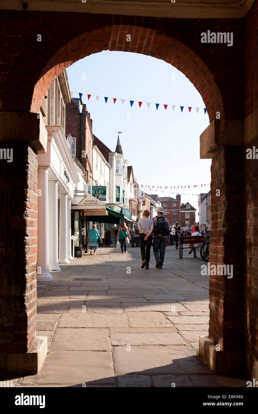 North Street visto attraverso un arco di casa Consiglio, Chichester, West Sussex Foto Stock