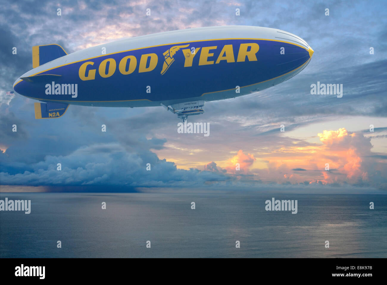 Il dirigibile Goodyear fa il suo modo attraverso l'atlantico a riva poco dopo l'alba come una tempesta si basa sull'orizzonte. Foto Stock