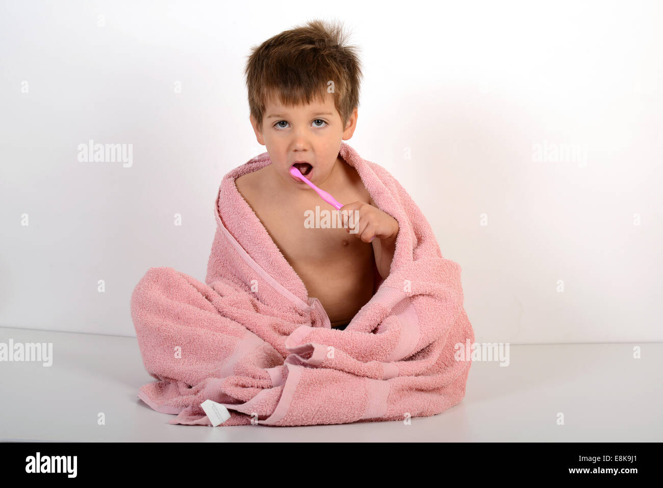 Ragazzo giovane bambini pulizia di denti di spazzolatura Foto Stock