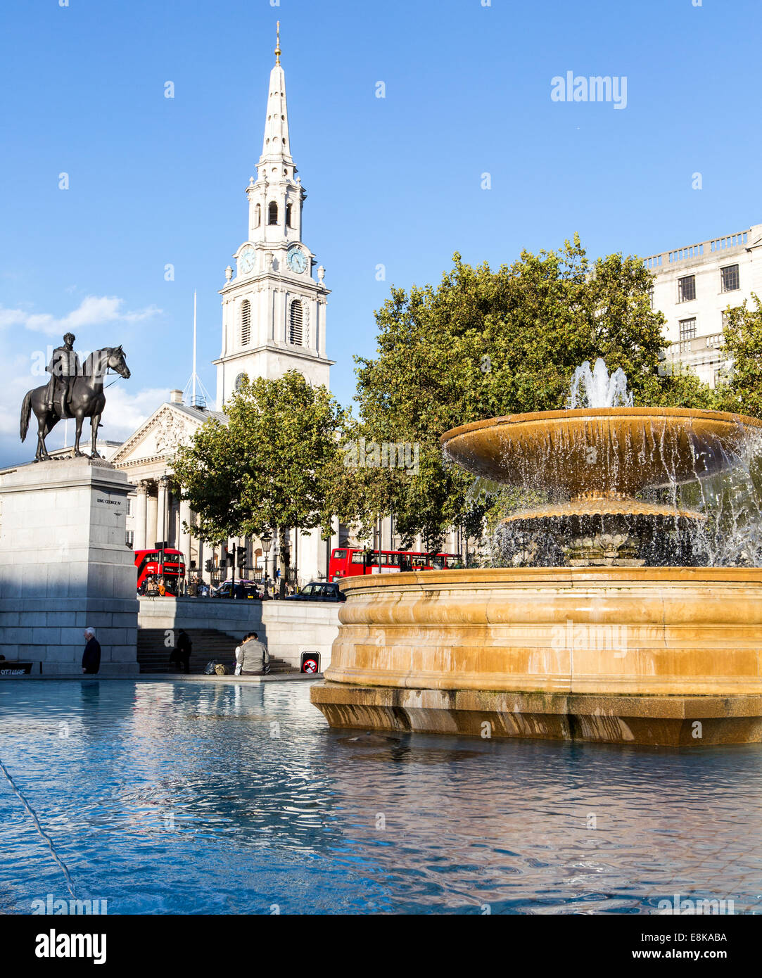 Fontane in Trafalgar Square Londra Foto Stock