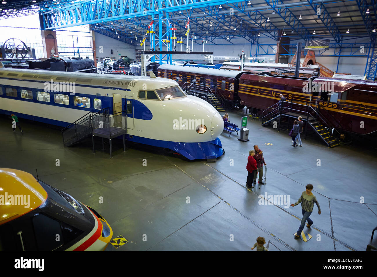 Un giapponese di 0 serie di Shinkansen (No.22-141) sul display nella sala grande National Railway Museum di York Yorkshire Regno Unito Foto Stock