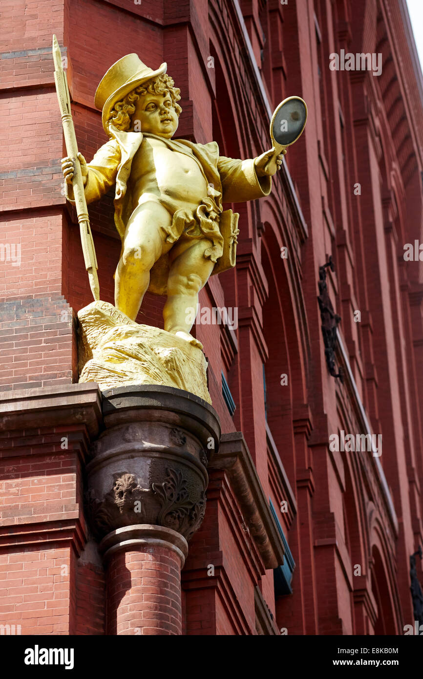 New York City NYC, il Puck edificio è un edificio storico situato nel quartiere Nolita di Manhattan, statua dorata Foto Stock