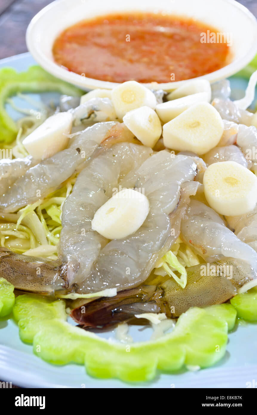 Gamberi freschi mangiare con verdure e salsa piccante di stile thai seafood Foto Stock