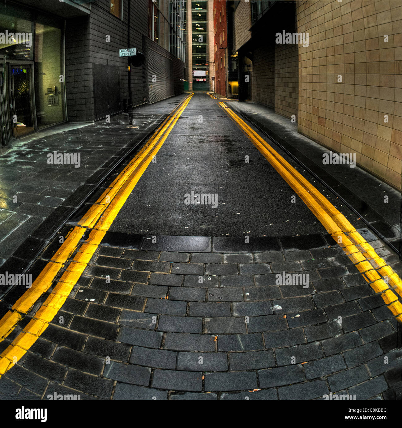 Doppio giallo n linee di parcheggio in una stretta strada di Manchester. Foto Stock