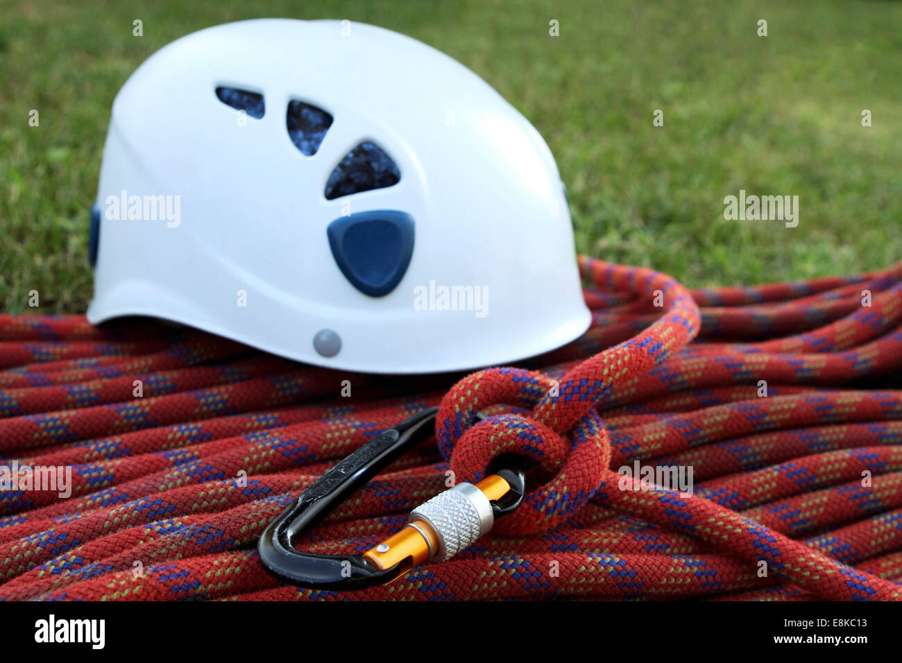 Arrampicata attrezzature: corda, casco e moschettone Foto Stock