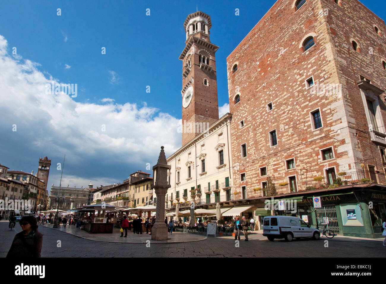 Una vista di Piazza delle Erbe con la Torre dei Lamberti a Verona, Italia. Foto Stock