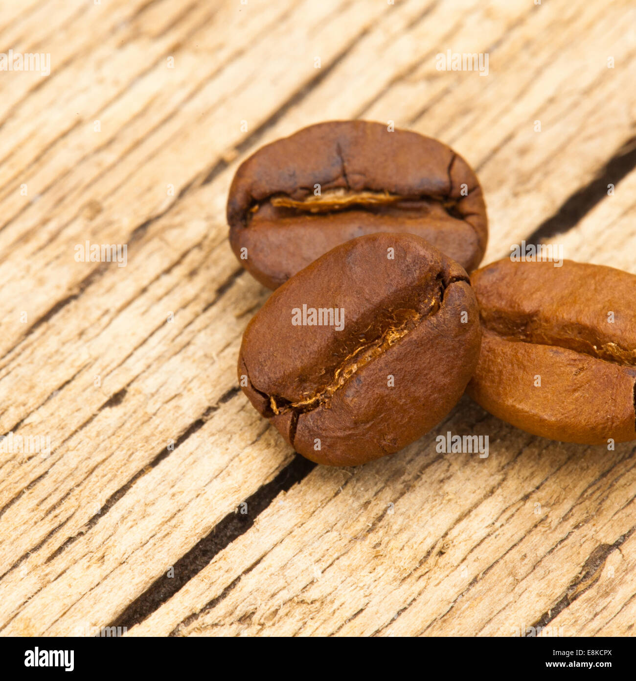 I chicchi di caffè sulla vecchia tabella - da 1 a 1 rapporto Foto Stock