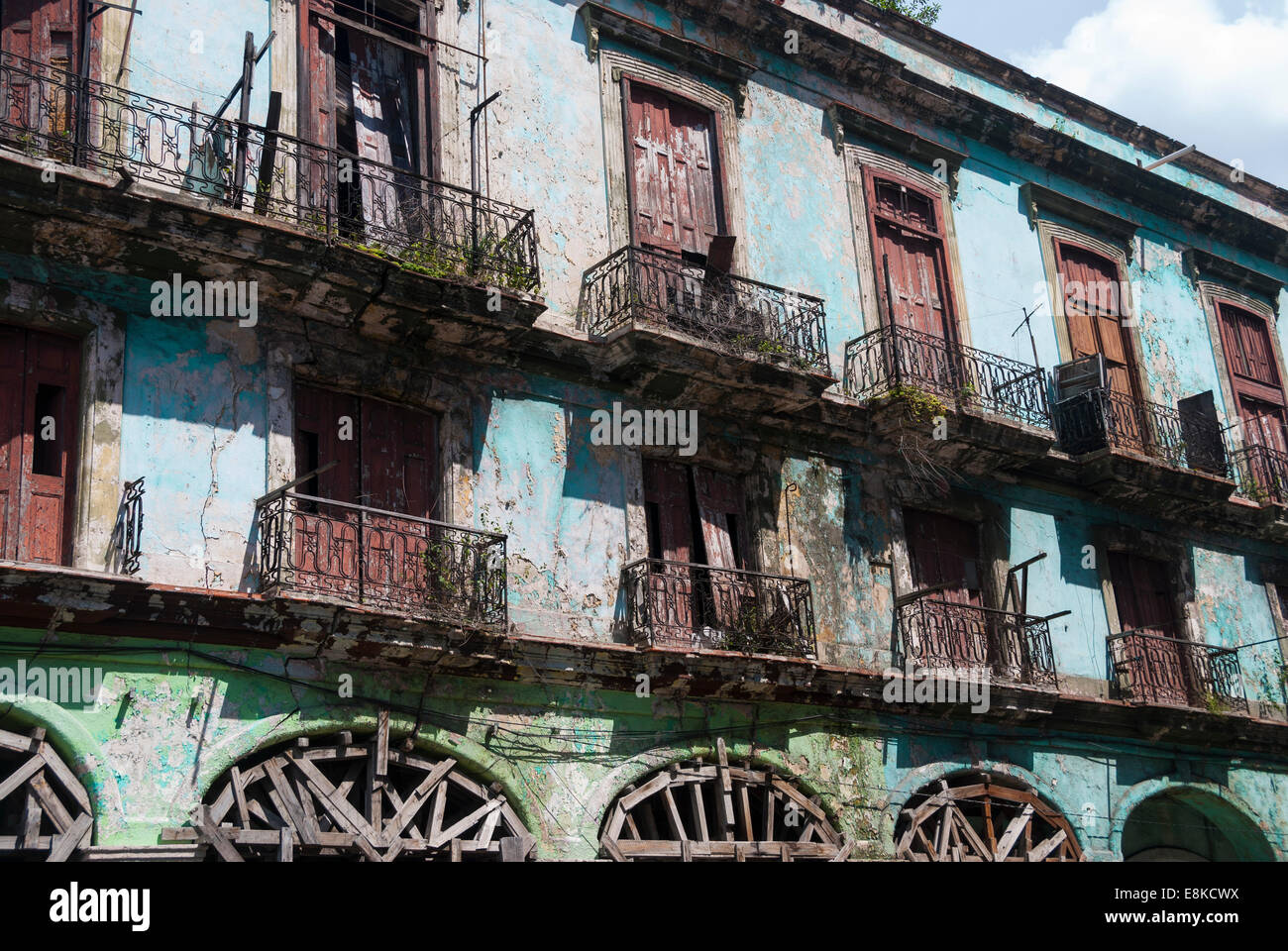 Un blocco di fatiscenti di edifici di appartamenti di cui alcuni sono ancora occupate su una strada vicino alla capitale di edificio in Havana Cuba Foto Stock