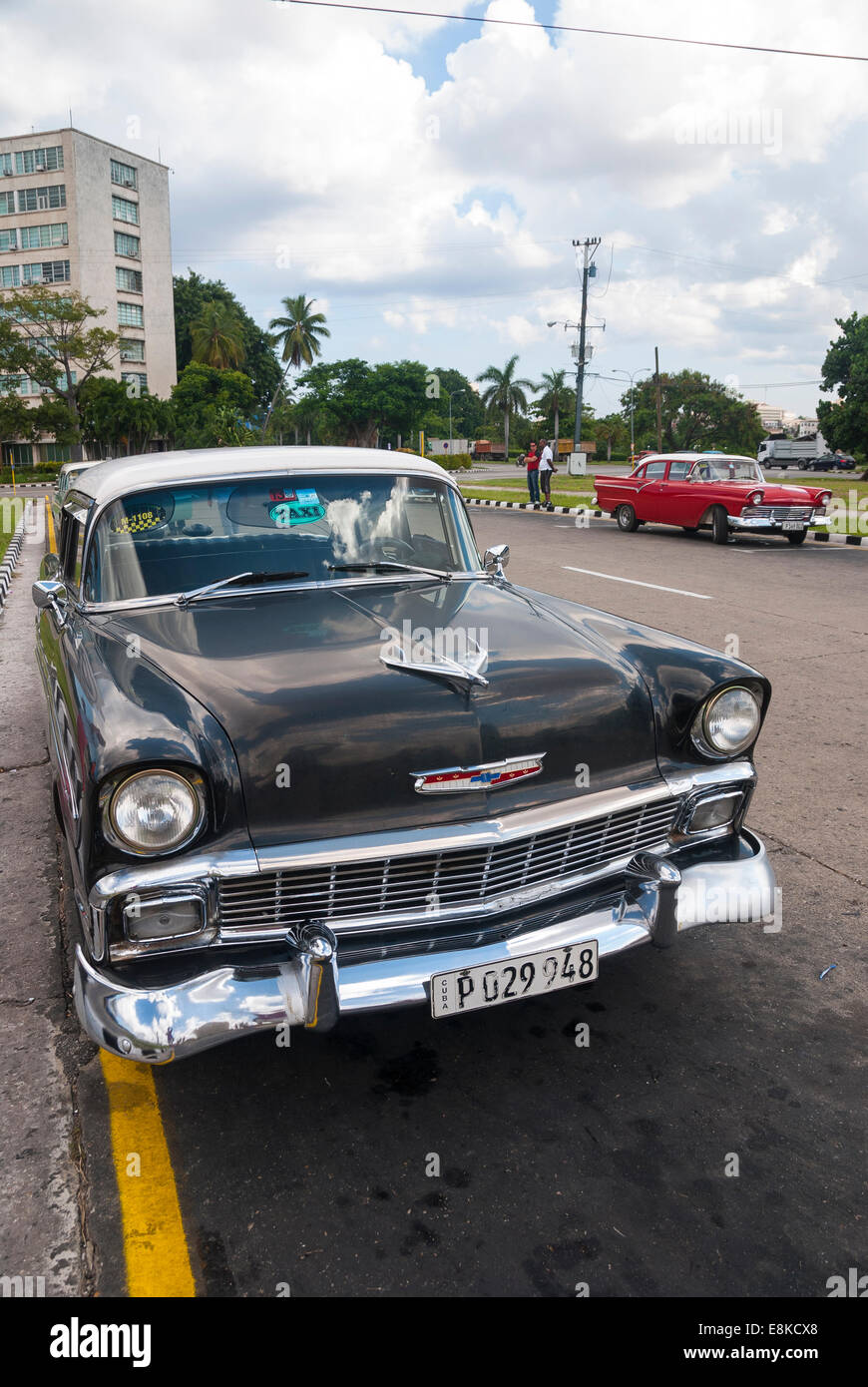 Un vecchio anni cinquanta era American Chevrolet comunemente usato come un taxi per i turisti è parcheggiata vicino a Piazza della Rivoluzione a l Avana Cuba Foto Stock