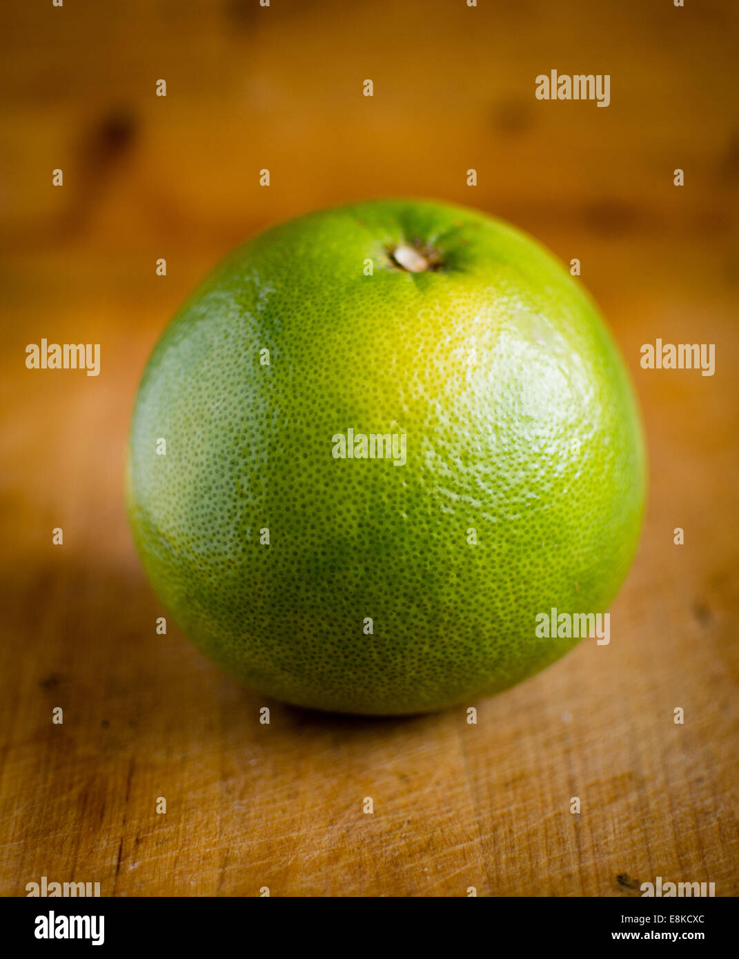Pompelmo bianco su sfondo di legno Foto Stock