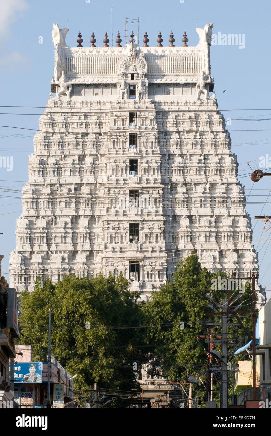 Gopuram l'ingresso principale della torre nell'accesso meridionale per il più grande tempio di Shiva dell India meridionale ai piedi di Arunachala Foto Stock