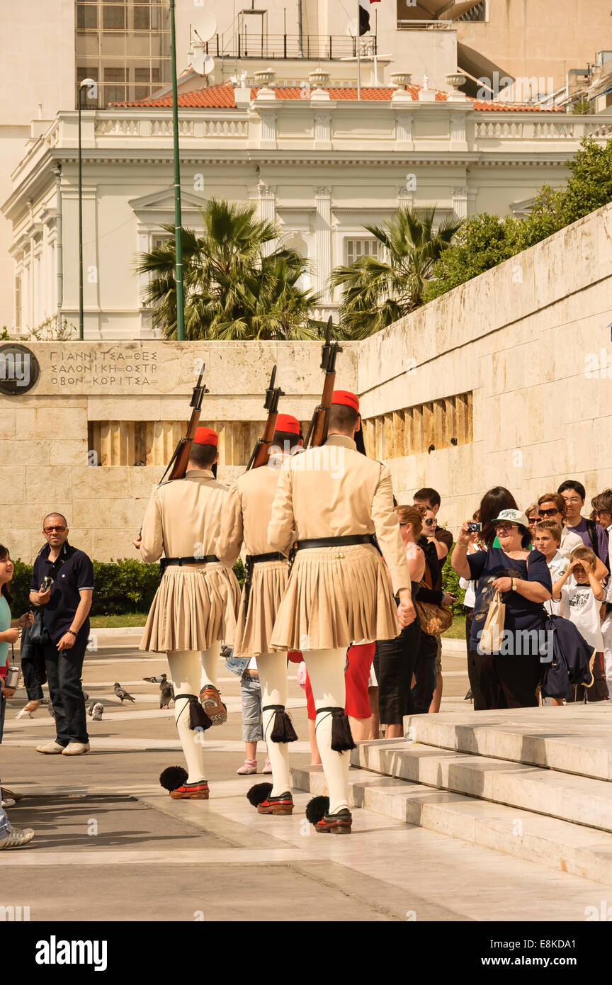 I turisti a guardare greco guardie presidenziale presso la tomba del Milite Ignoto a Hellenic P Foto Stock
