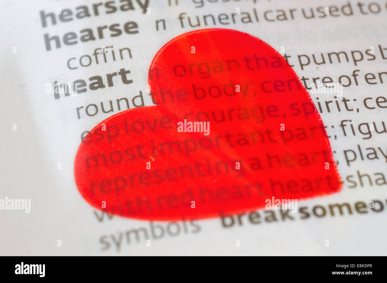 Cuore rosso su una definizione del dizionario del "cuore" Foto Stock