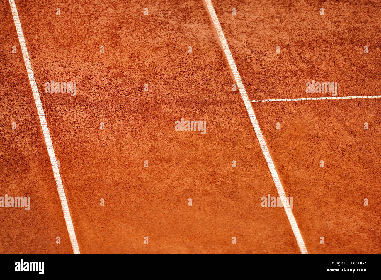 Dettaglio con linee su un campo da tennis in terra battuta visto dal di sopra Foto Stock
