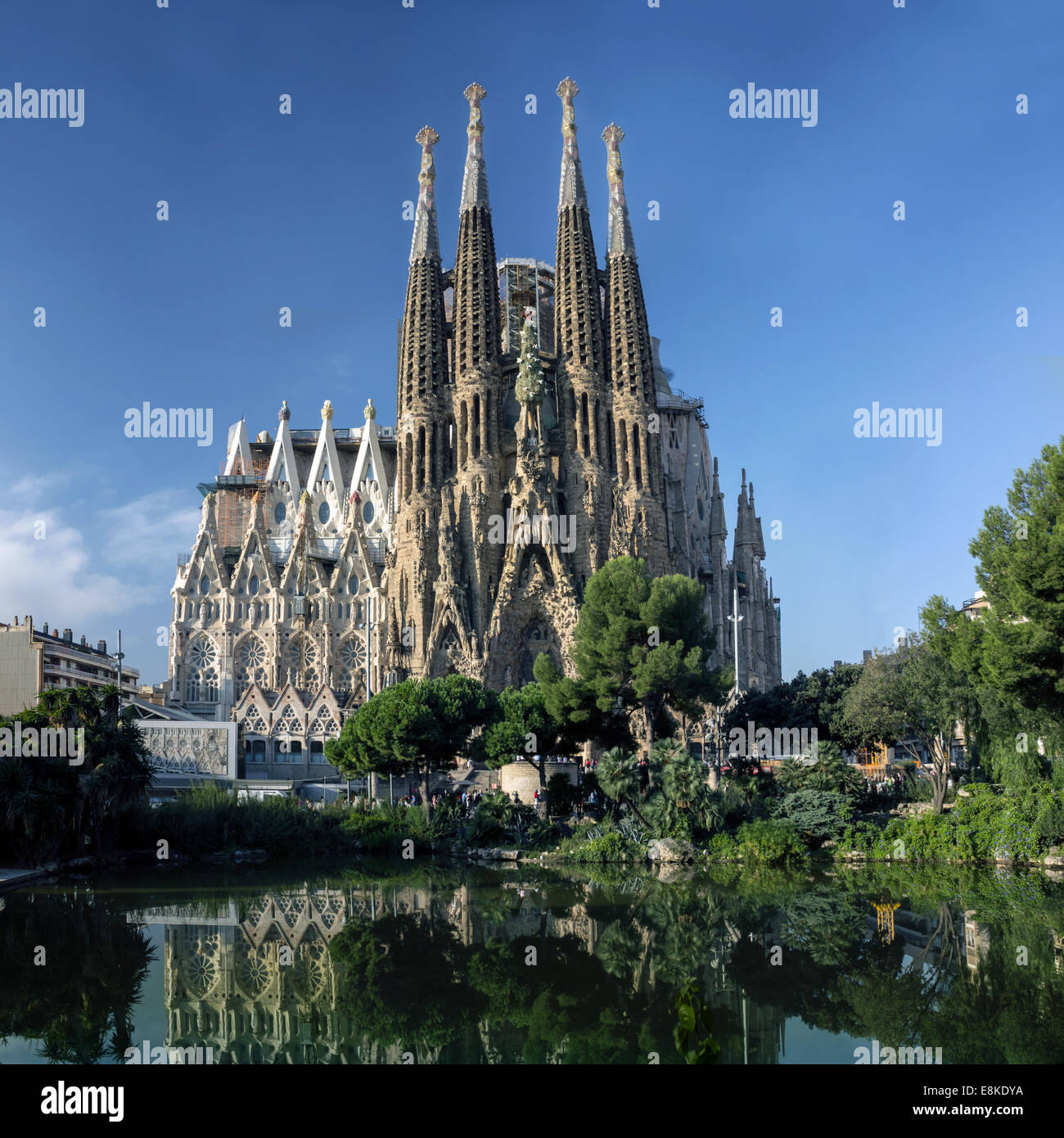 Barcellona, Spagna - 8 ottobre: La Sagrada Familia - cattedrale progettata da Antonio Gaudi, vista dalla più antica facciata a morni Foto Stock