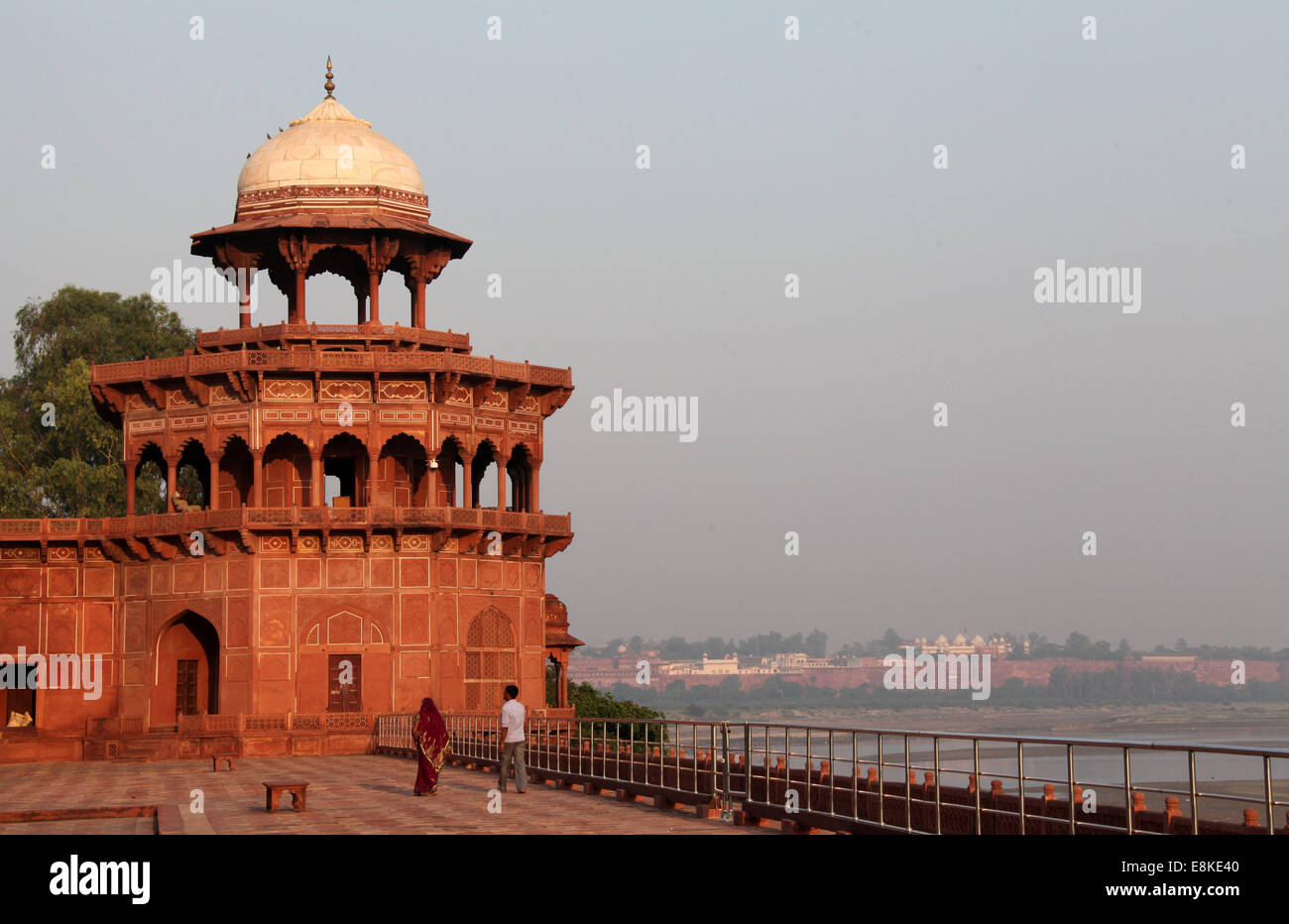 Riverfront terrazza nella parte posteriore del Taj Mahal ad Agra Foto Stock