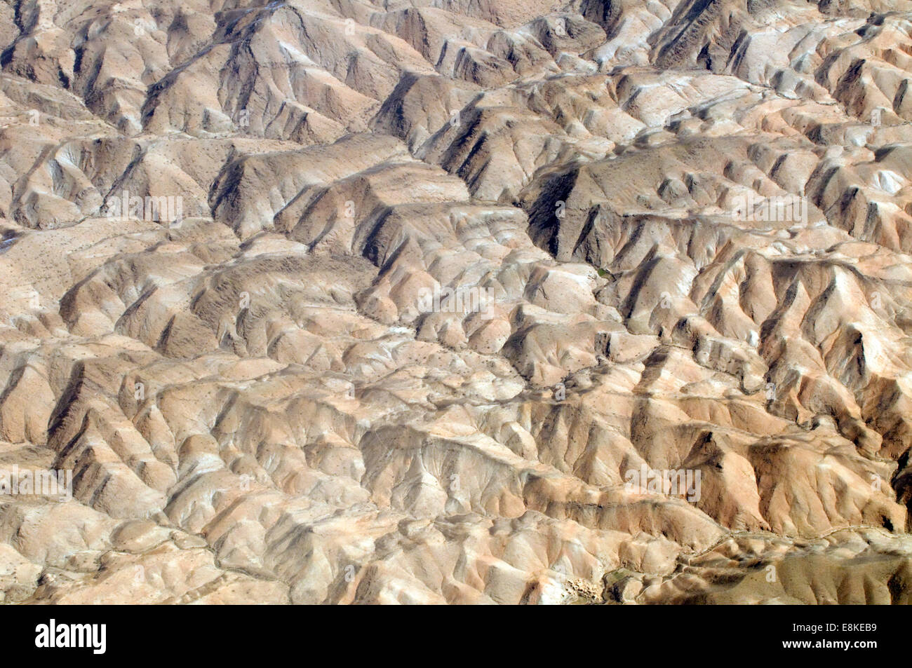 Vista aerea di formazioni rocciose in sterile Il Turkmenistan è regione montagnosa. La gamma robusta Foto Stock