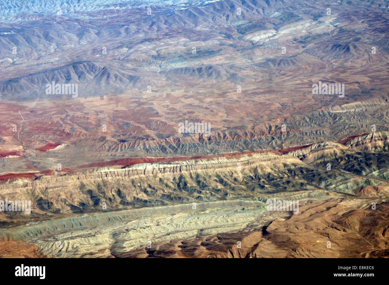 Vista aerea del multi colorate formazioni di roccia sterile in Turkmenistan La regione montagnosa Foto Stock