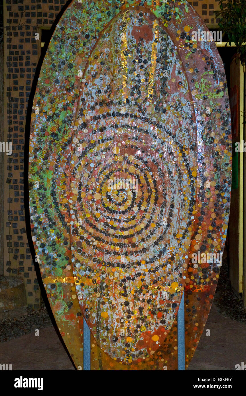 Ceramica scudo dipinto in australiano stile aborigeno che mostra una spirale. Australian Arte autoctona è più antiche trad ininterrotta' Foto Stock
