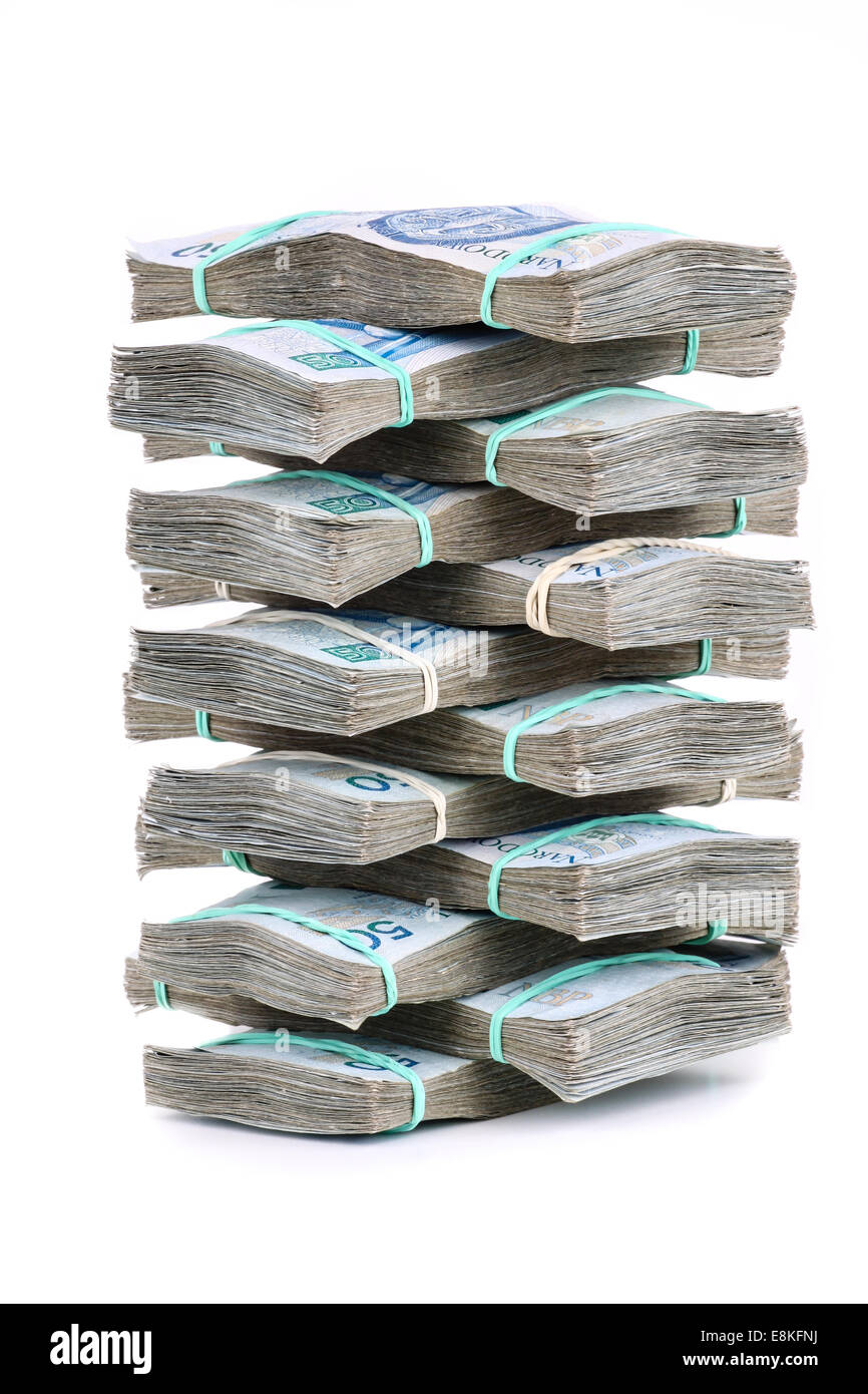 Un sacco di pila di carta polacco banconote denaro su sfondo bianco come il risparmio di prestito o di debito Foto Stock