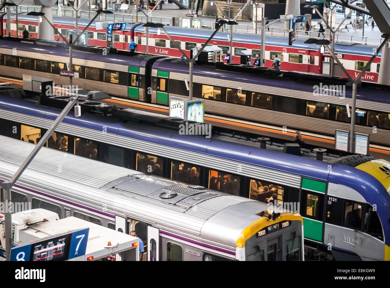 Carrozze ferroviarie si ferma a Melbourne la Croce del Sud stazione ferroviaria in Australia. Foto Stock