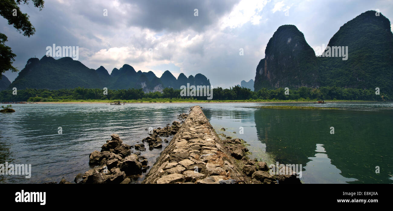 Bel fiume in Yangshuo Guilin nella provincia di Guangxi in Cina Foto Stock