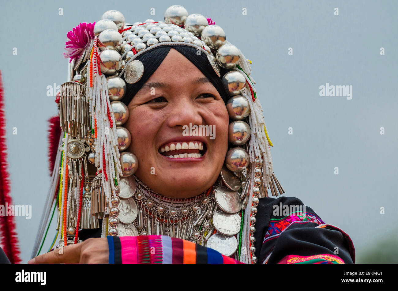Tradizionalmente vestito da donna del popolo Akha, hill tribe, minoranza etnica, ritratto, provincia di Chiang Rai, la Thailandia del Nord Foto Stock