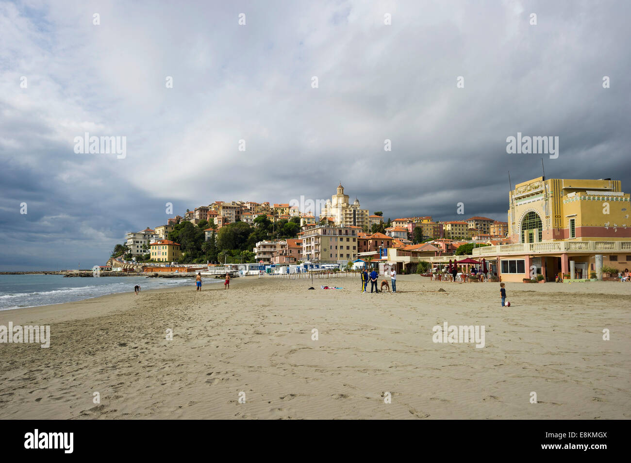 Spiaggia di Porto Maurizio, Imperia, Provincia di Imperia e la Riviera di Ponente, Liguria, Italia Foto Stock