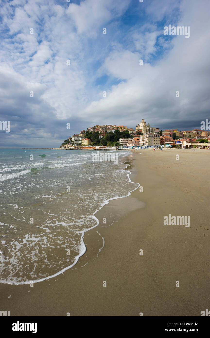 Spiaggia di Porto Maurizio, Imperia, Provincia di Imperia e la Riviera di Ponente, Liguria, Italia Foto Stock