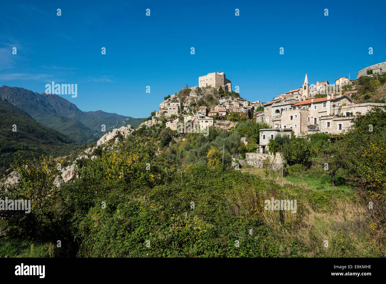 Borgo medievale con un castello in montagna, Castelvecchio di Rocca Barbena, Provincia di Savona, Liguria, Italia Foto Stock