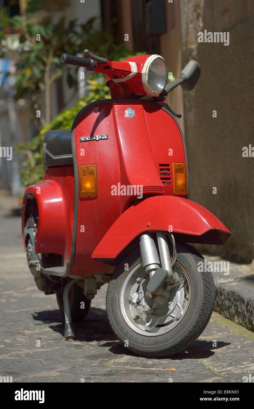 Vespa scooter, Pizzo, Calabria, Italia Foto stock - Alamy