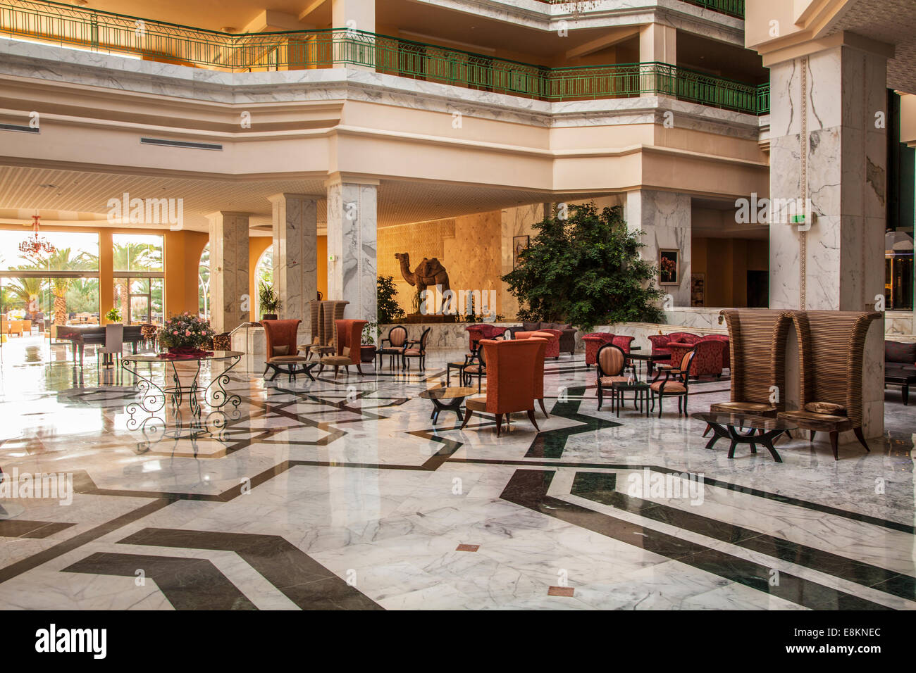 Bar e area di ricevimento di un resort a cinque stelle hotel vicino a Port el Kantoui in Tunsia. Foto Stock