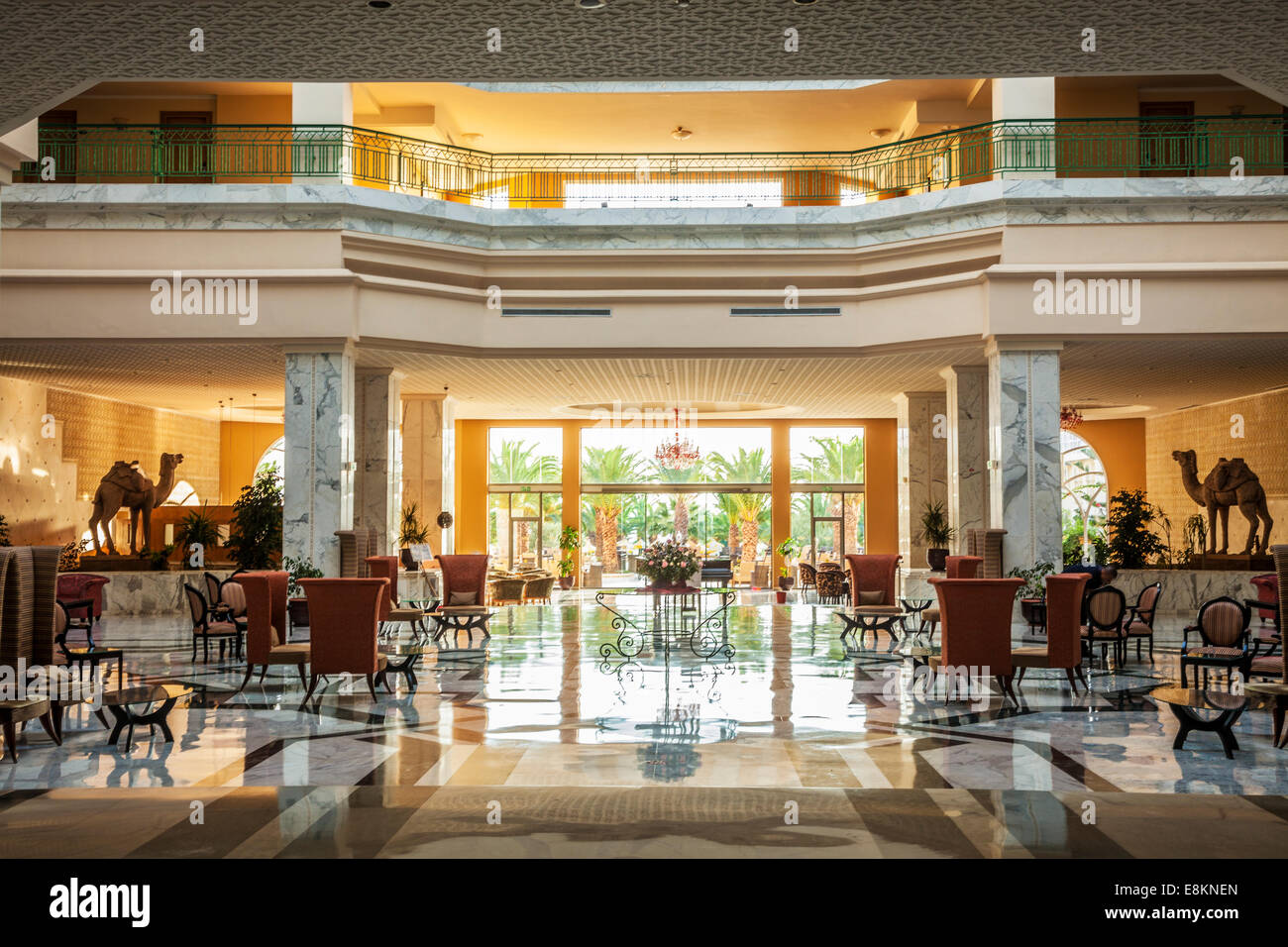 Bar e area di ricevimento di un resort a cinque stelle hotel vicino a Port el Kantoui in Tunsia. Foto Stock