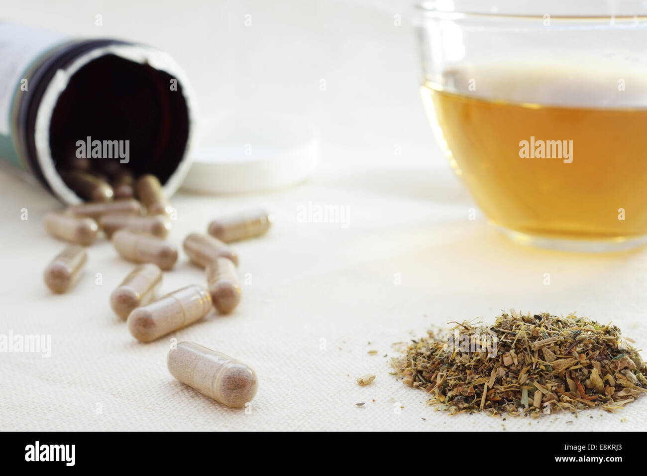 Il tè alle erbe con le pillole a base di erbe e miscela di erbe essiccate Foto Stock