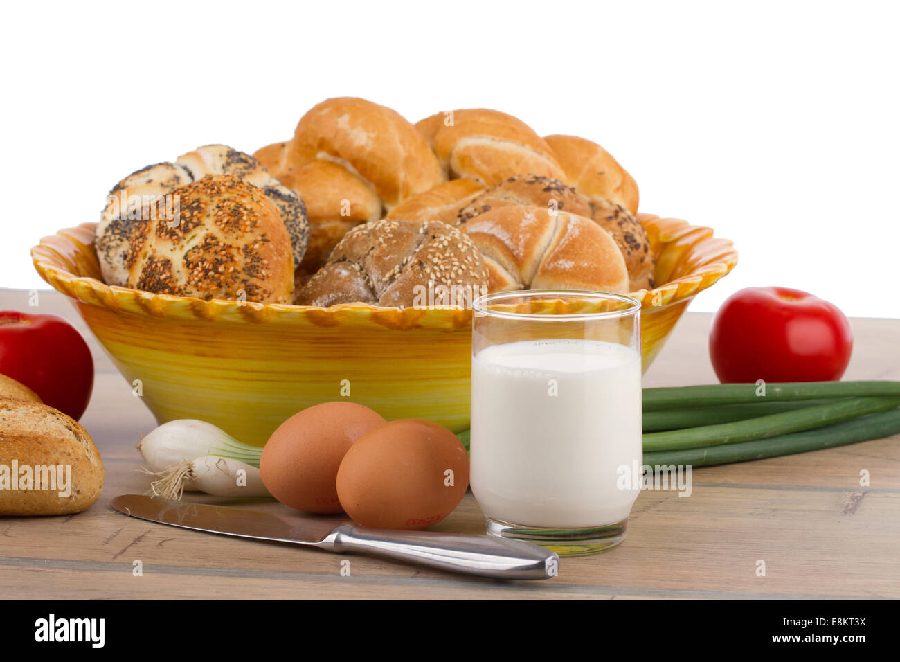 Il menu della prima colazione - panini freschi, latte, uova e pomodori Foto Stock