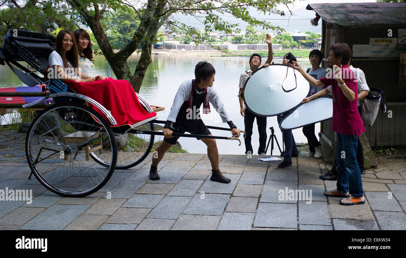 In rickshaw photo-shoot a Kyoto, in Giappone. Foto Stock