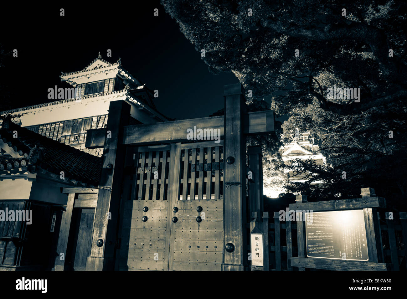 Donna e bambina in kimono con ombrello che entra al cancello rosso del  santuario, nel giardino giapponese Foto stock - Alamy